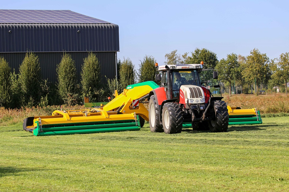 Ploeger getrokken bandhark het veld in