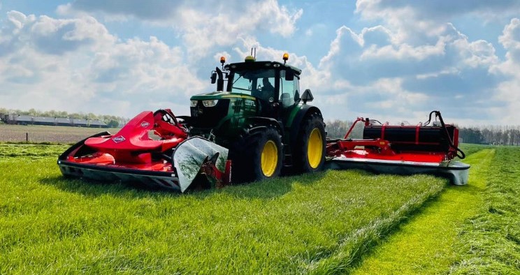 KUHN lanceert de nieuwe triplemaaier met twee afvoerbanden