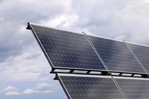 Dubbele benutting landbouwgrond met mobiele zonnepanelen