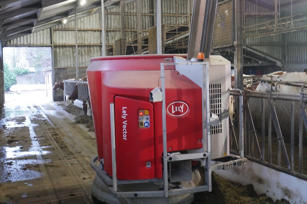 Aeres Hogeschool Dronten gaat samenwerken met Lely om onderzoek te doen naar de voordelen van automatisch voeren met de Lely Vector.