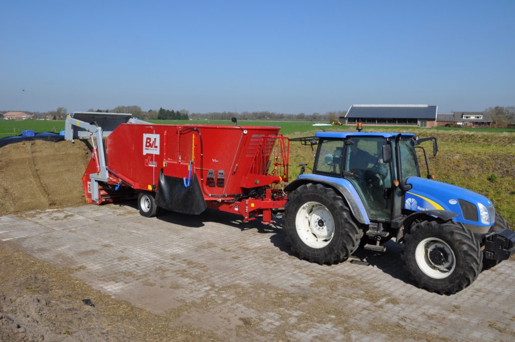 De zelfladende BvL voedermengwagen V-MIX Fill Plus LS vereenvoudigt het dagelijkse werk