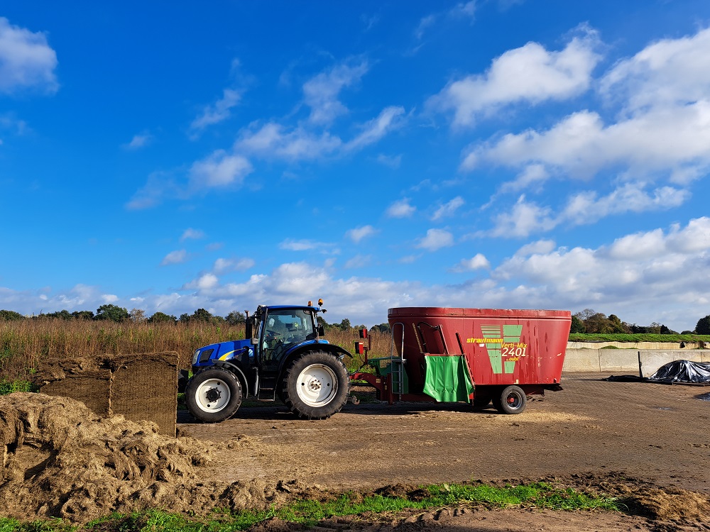 De voermengwagen krijgt vanaf komend voorjaar fors minder werk. Deze wordt dan alleen nog gebruikt om het jongvee te voeren. De Vector voert het melkvee.