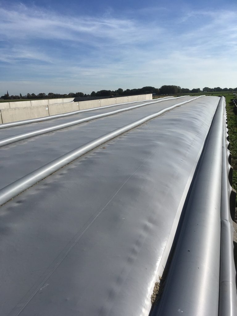 De slurven behorend bij het afdekkleed worden in de zomer gevuld met water en in de winter met pekelwater. Kornet kan het pekelwater leveren. Daarmee wordt de ruwvoeropslag beschermd. 