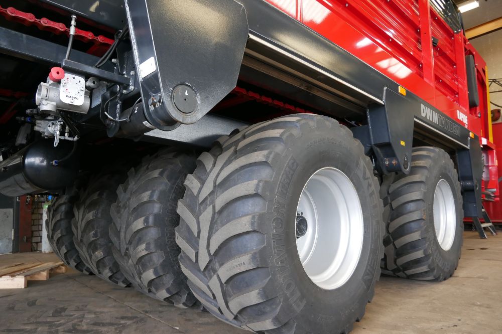 De machine wordt jaarrond gebruikt voor zomerstalvoeren, wintervoeren en inkuilen. Een driedubbeldoel wagen zogezegd. Doordat de voerband aan de achterklep is gebouwd, is de machine eenvoudig te gebruiken voor het inkuilen. De drie open walsen lossen snel, maar houden het gras ook luchtig. Daarnaast bevordert de open rollen een goede menging van het winterrantsoen dat met de wagen wordt gevoerd. De bakophanging is voorzien van weegcellen zodat ook de voerhoeveelheid precies gemeten is. De relatief lange bak zorgt ervoor dat het gras luchtig geladen kan worden.
