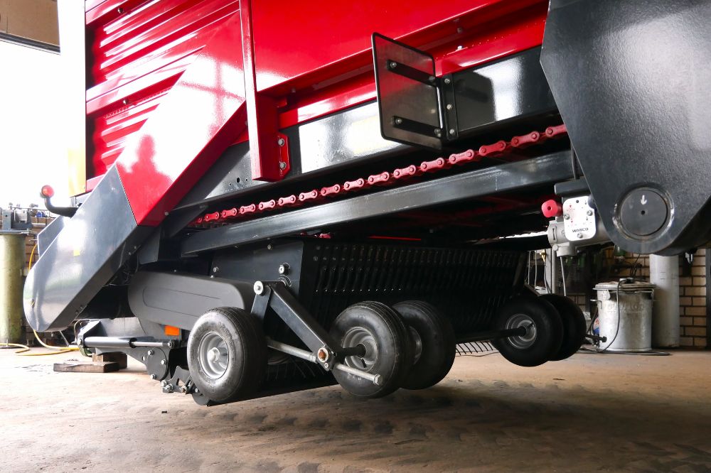 Schuitemaker heeft de pick-up slepend gemonteerd. Daardoor volgt de pick-up de bodem soepel, ook bij oneffenheden, via het tandemloopwielstel. Met deze pick-up montage kan de wagen in de praktijk prima horizontaal afgesteld worden zodat de drukverdeling op de trekker- en wagen banden goed verdeeld is. De pick-up is voorzien van een kortgewasrol, waardoor ook een dun gewas direct wordt opgenomen en niet eerst vooruit gestuwd wordt door de invoerrotor.