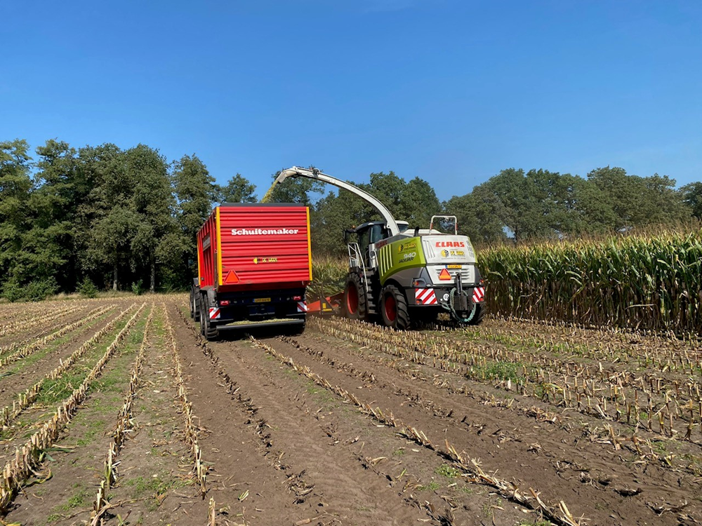 Loonbedrijf De Weer uit Bornerbroek voerde zijn twee 
Claas-hakselaars uit met een Kemper ProfiCracker